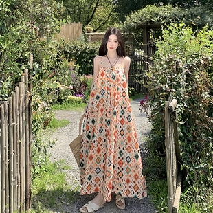 云南穿搭波西米亚印花裙海边度假吊带连衣裙女宽松慵懒风显瘦长裙