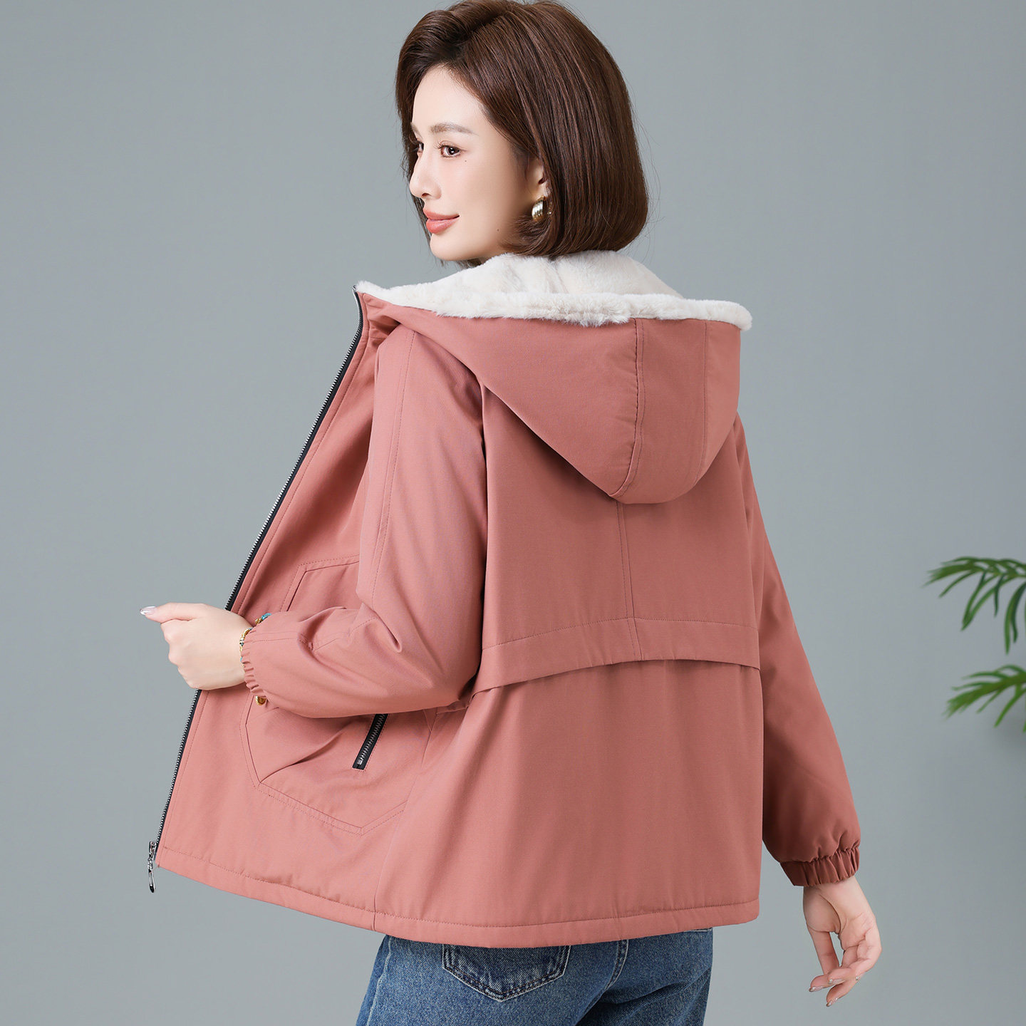 妈妈冬装外套加绒加厚外套2025新款中老年女秋冬保暖休闲连帽棉服