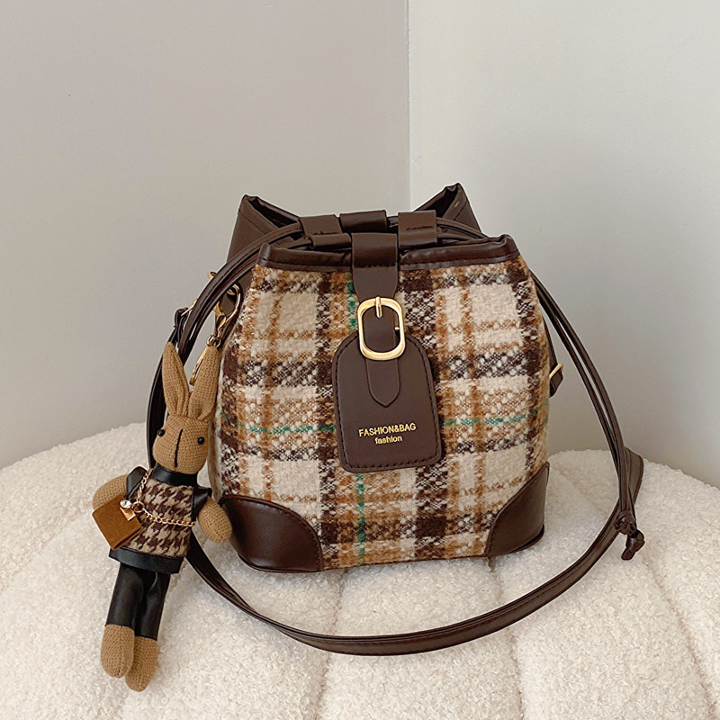 今年流行小包包女士2025新款潮高级感水桶包时尚格子包百搭斜挎包,箱包皮具/热销女包/男包,水桶包,淘宝优惠券,粉丝福利购,淘宝优惠卷