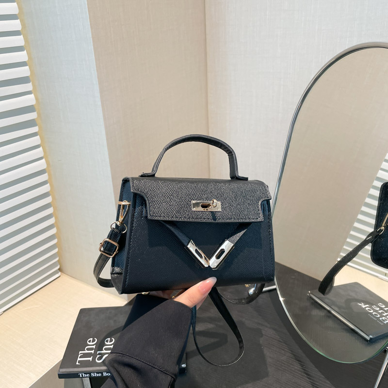 单肩斜挎包复古洋气小方包