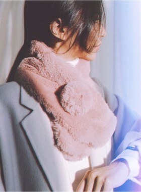 贸易公司300多元柔软舒适毛绒保暖围巾围脖女款大毛球