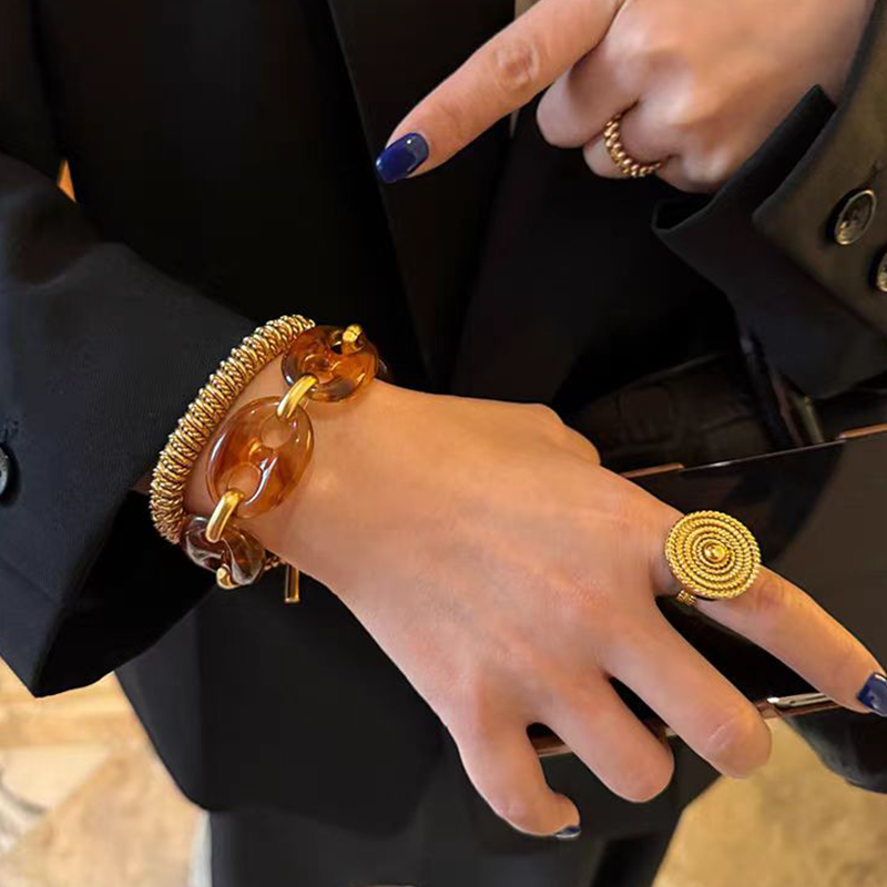 网红同款手链金色古巴复古时尚搭配琥珀色树脂手镯女小众高级感潮