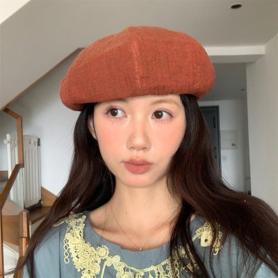 时髦女孩的桔色亚麻褶皱画家帽子