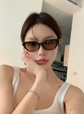 博主凹造型显脸小墨镜女高级感潮