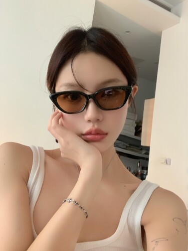 博主凹造型显脸小墨镜女高级感潮
