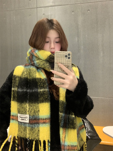 【色彩搭配】时髦博主吸睛亮黄色格子围巾女氛围感马海毛保暖围脖