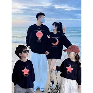 不一样母子女亲子装一家三四口2025新款超火秋冬季童装卫衣外套装