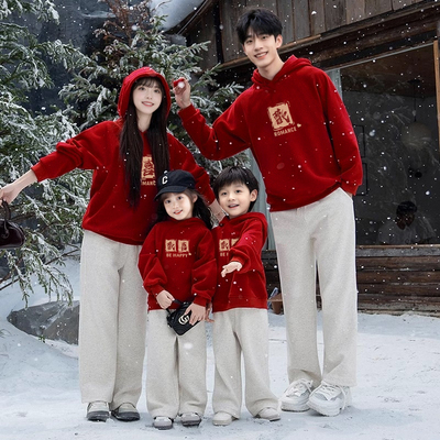 红色亲子装一家三四口过新