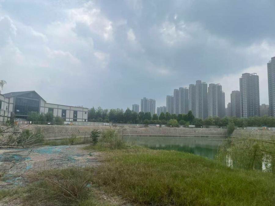 5月13日新乡市荣校东路以北、新七街以东块地15596.77㎡土地使用权及地上实体工程、附属设施网络拍卖公告