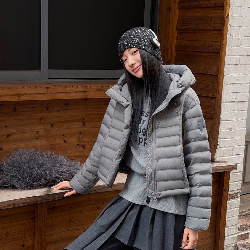 短款三角标排骨羽绒服女冬季新款宽松保暖白鹅绒连帽泡芙外套8808