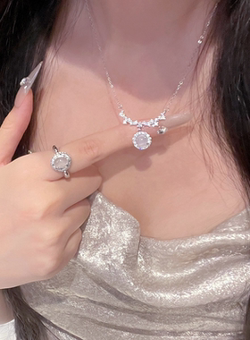 今饰有约布拉格微笑圆形项链女