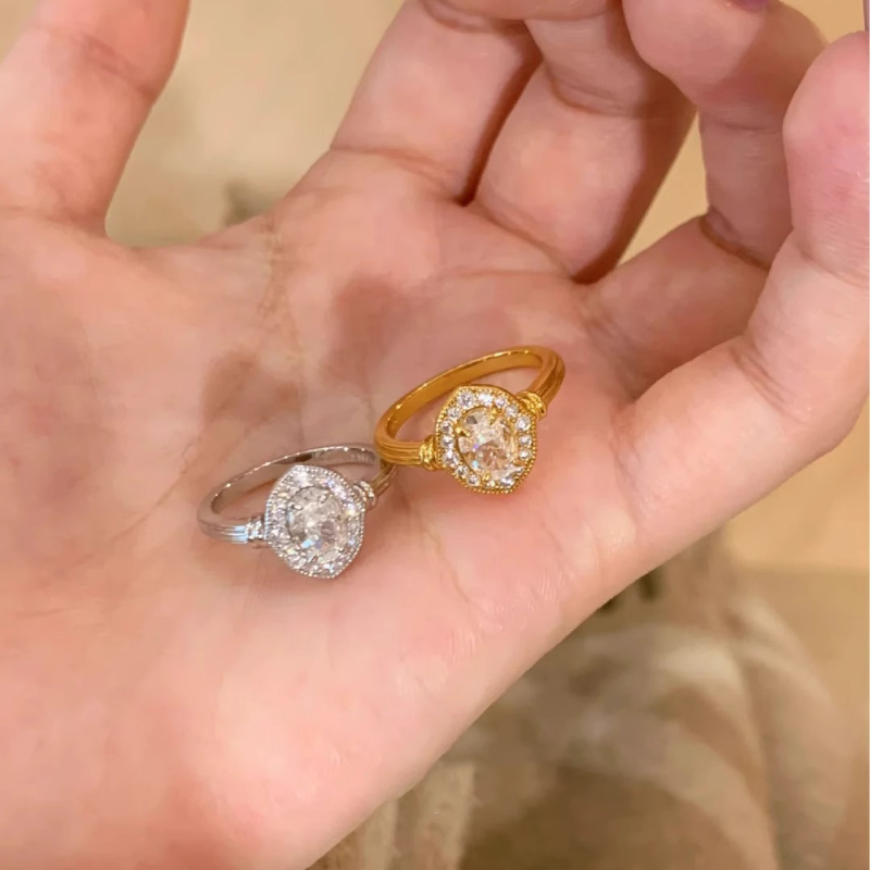 今饰有约爆闪鸽子蛋戒指女