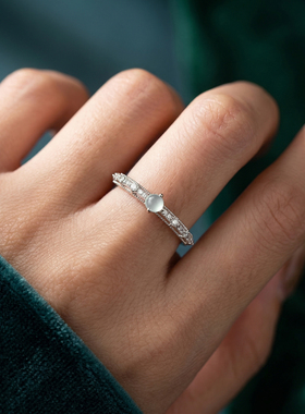 今饰有约危料蓝水翡翠蕾丝戒指