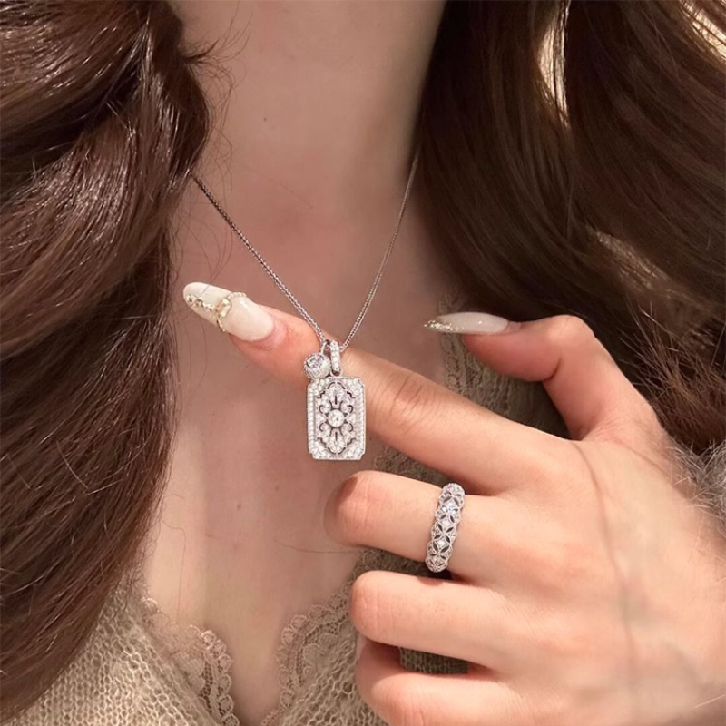 今饰有约满钻无事牌项链女款