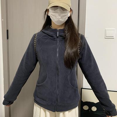 灰色修身摇粒绒厚外套女款秋冬季加绒连帽卫衣初冬冲锋衣抓绒内胆