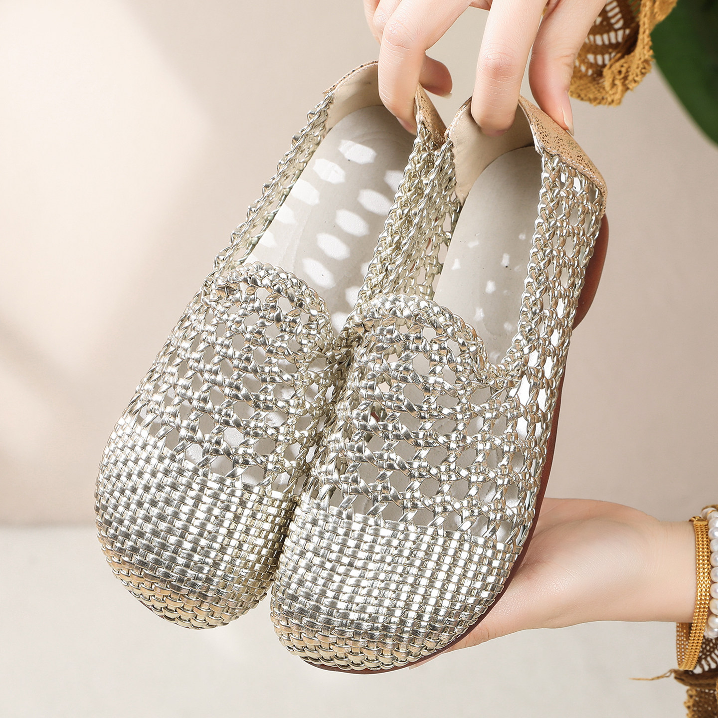 真皮包头凉鞋夏季休闲镂空妈妈鞋软底编织女鞋大码41到43平底单鞋