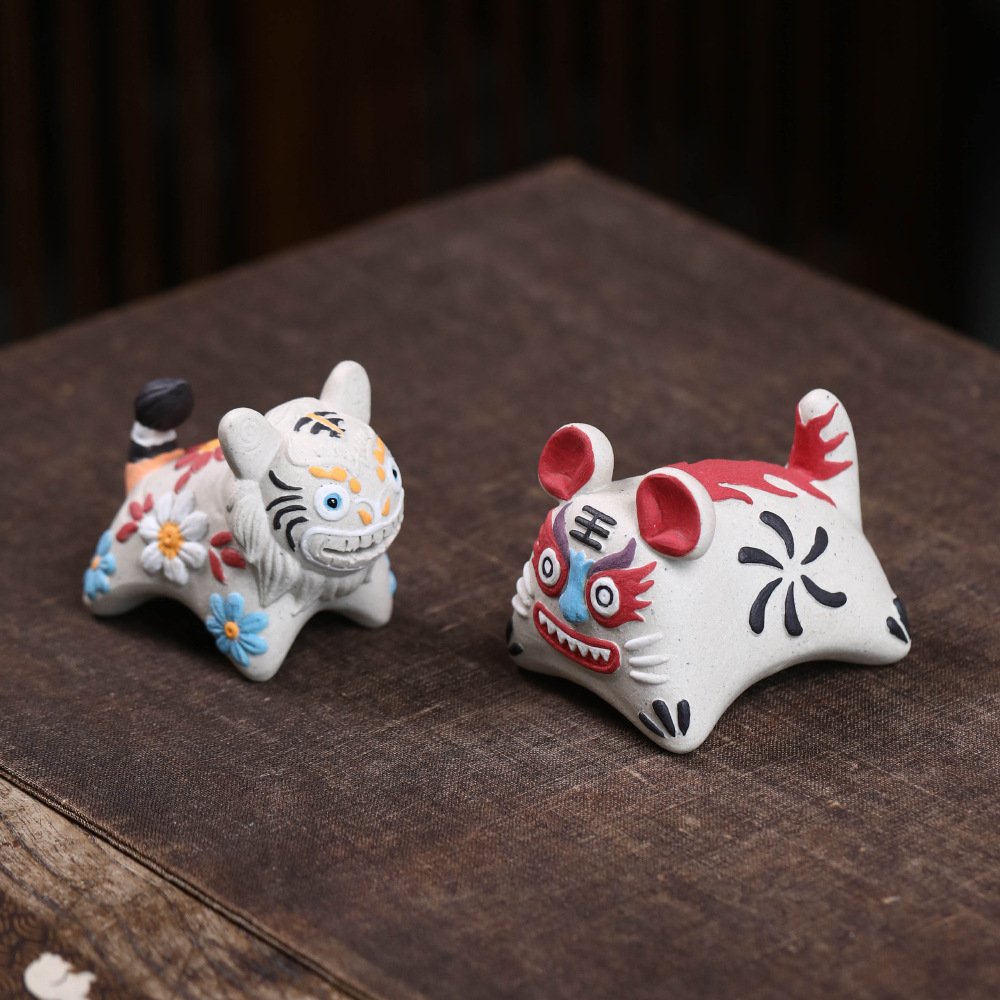 进口宜兴砂茶宠老虎摆件手工白泥生肖泥绘布老虎茶玩茶具茶道配件