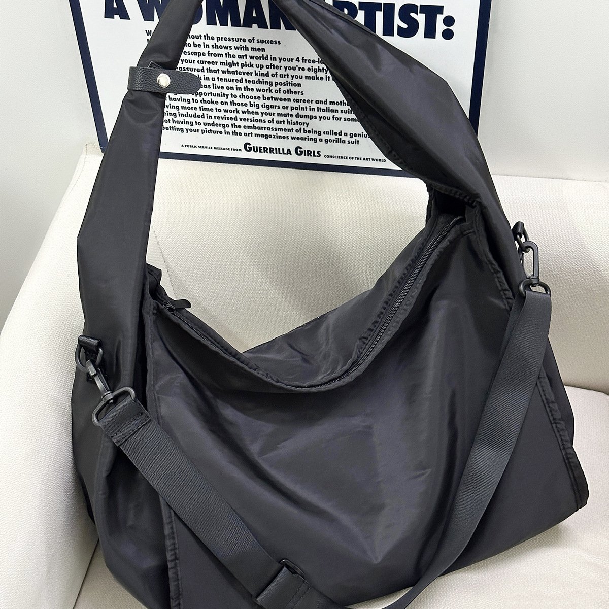 进口斜挎包韩版轻便大容量运动健身包男女通用单肩托特包简约通勤