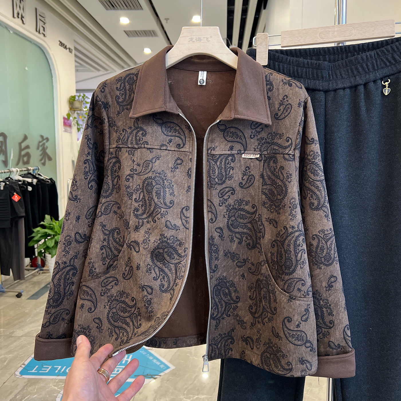 四季青妈妈装复古印花翻领夹克图片