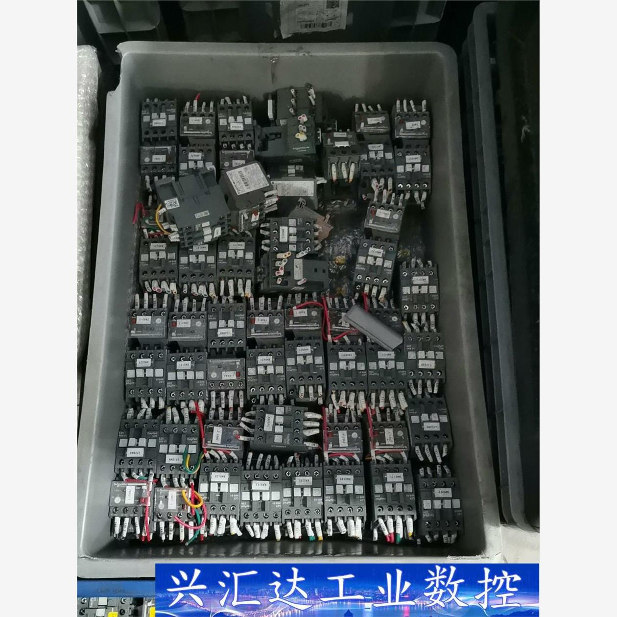 #施耐德LC1N0610交流接触器，线圈电压220V！拆机有  询价下单