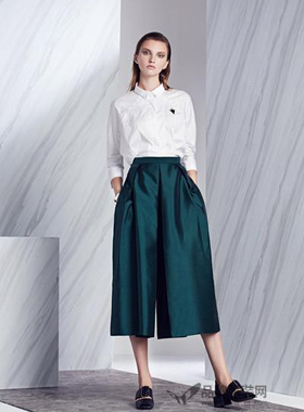 小众白色衬衫女春秋新款2024休闲宽松慵懒风蝙蝠袖上衣伊华欧秀