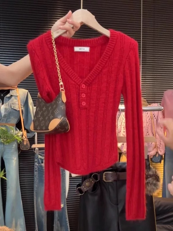 2025冬圣诞氛围感红色V领纽扣长袖女秋冬辣妹修身显瘦打底衫上衣