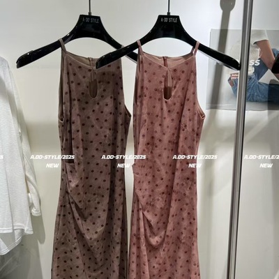 长裙2025夏季新款洋气显瘦褶皱设计感波点挂脖连衣裙点点裙女