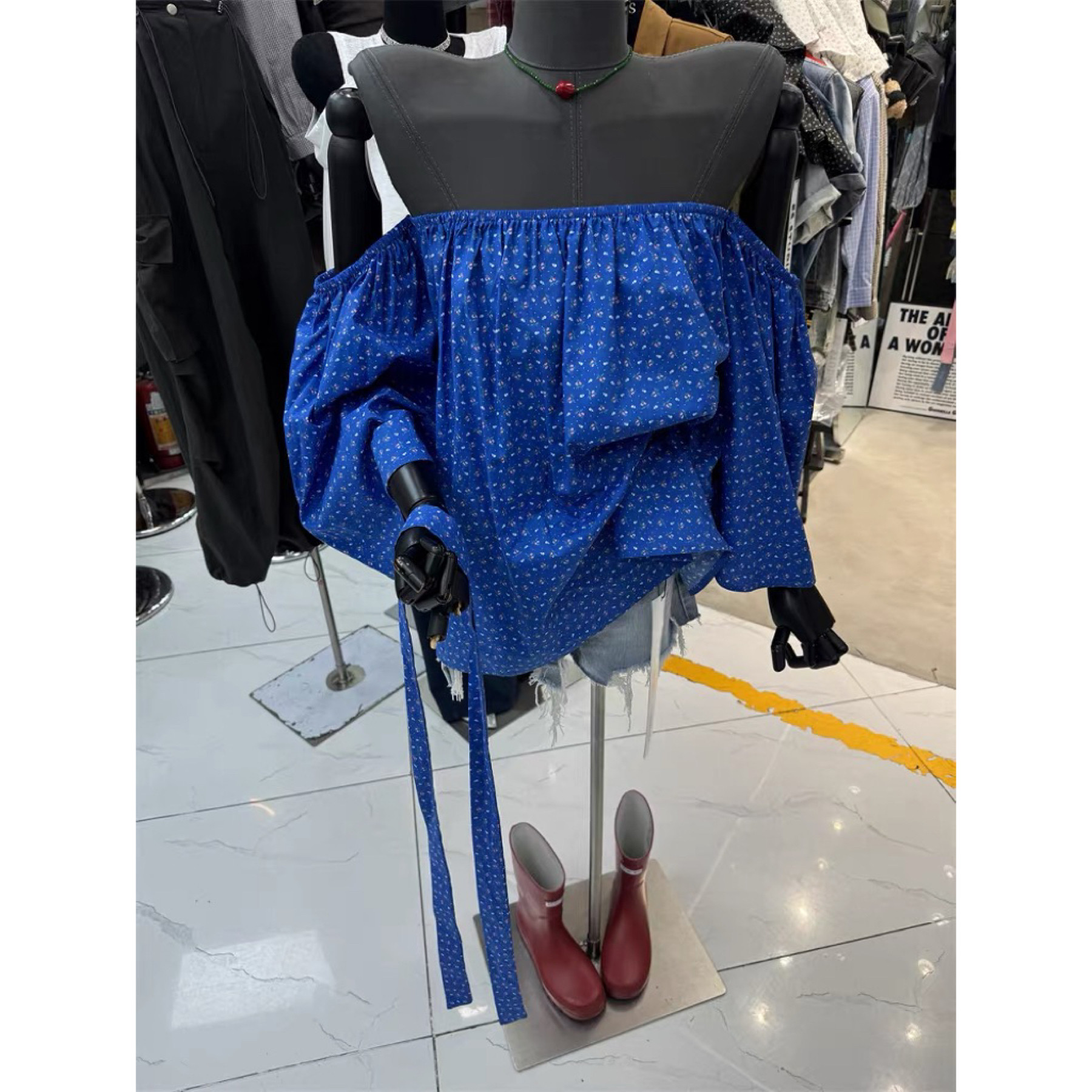 夏季新款显白洋气露肩一字领泡泡袖蓝色碎花衬衣宽松显瘦上衣女