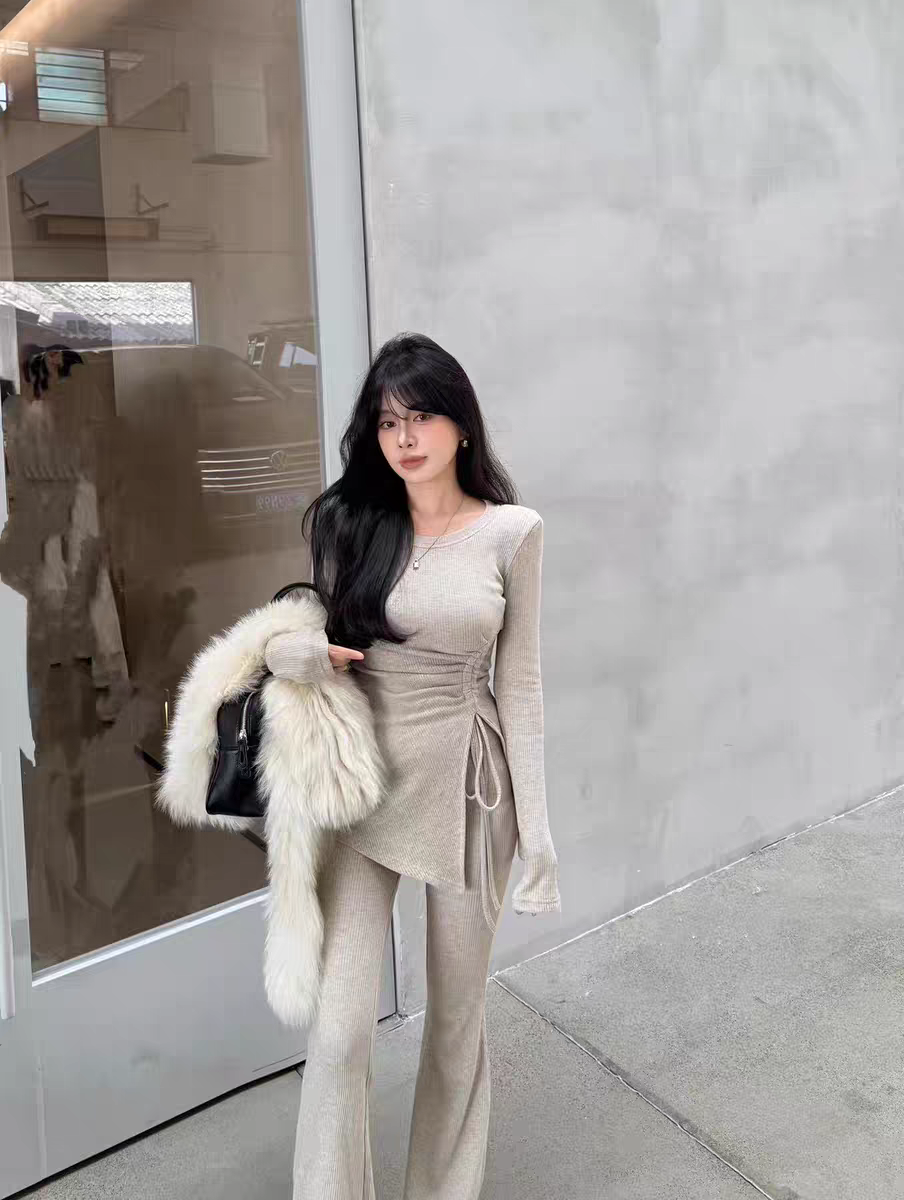 MH家 2025秋冬韩版修身百搭磨毛设计感抽绳上衣+微喇叭裤套装