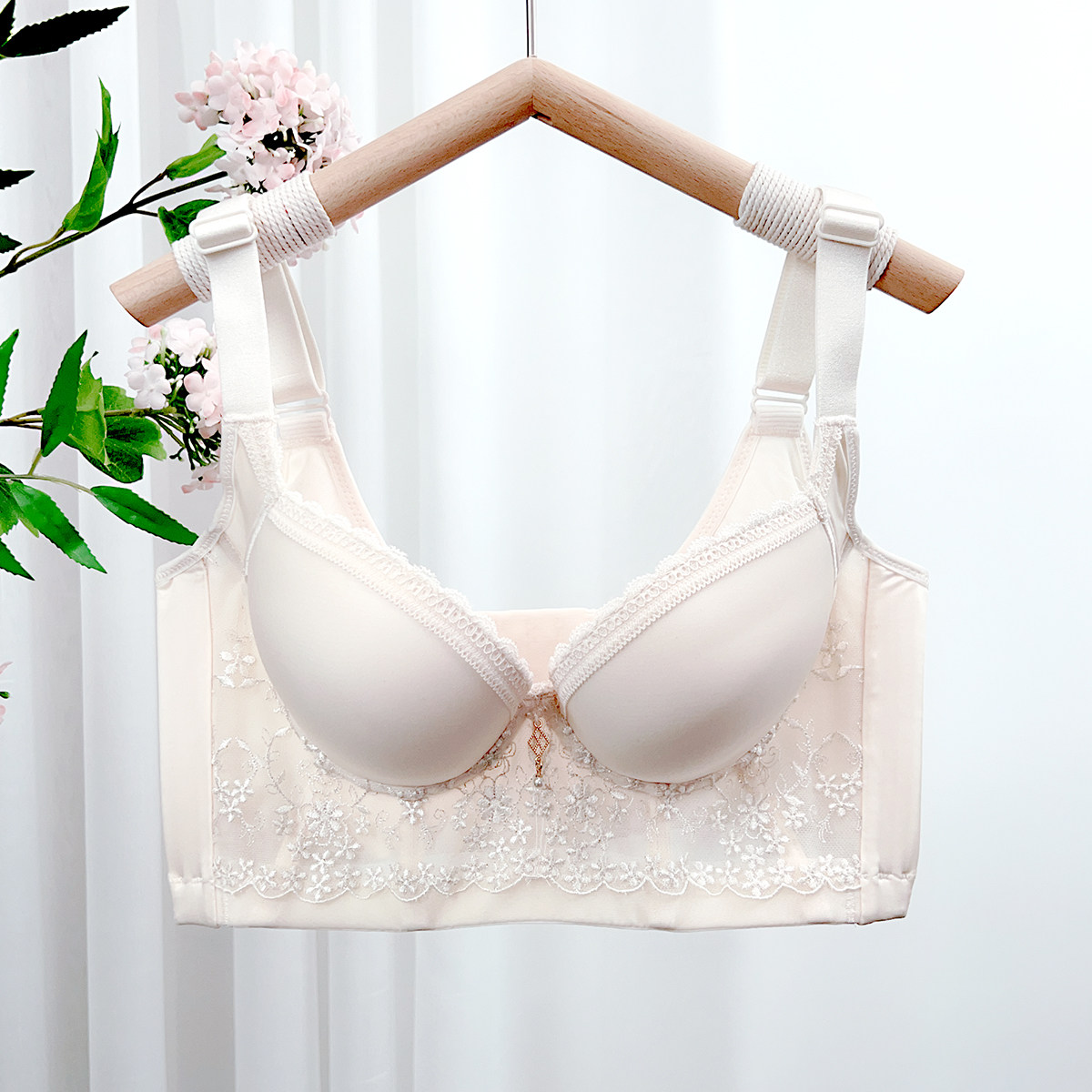 调整型内衣小胸平胸聚拢加厚显大无痕光面文胸女收副乳矫正防下垂