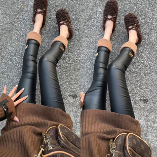 2024秋冬新款九分裤裤脚羊羔毛加绒图层皮裤黑色百搭欧货洋气女裤