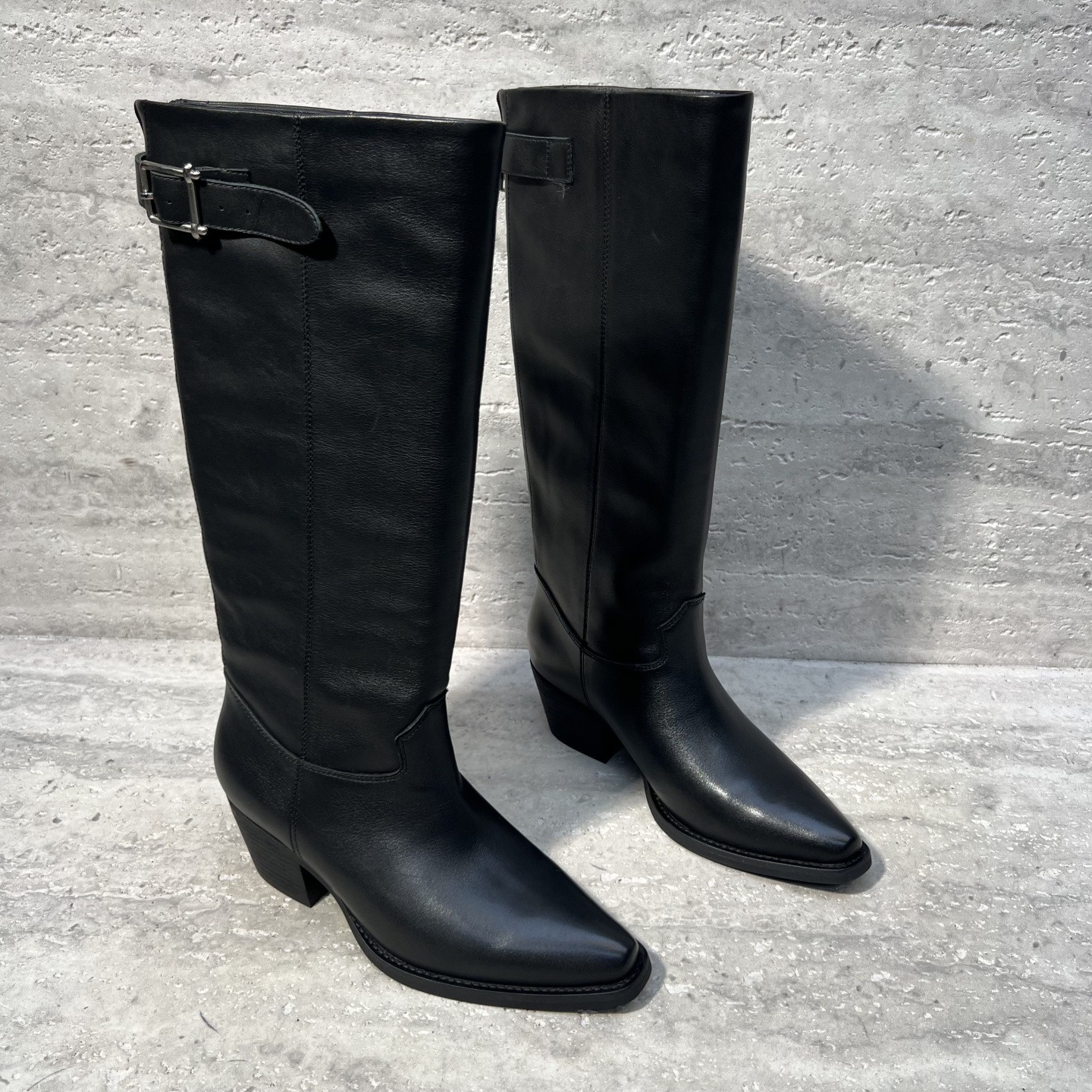 欧洲站女鞋2025秋季新款欧货真皮尖头粗跟皮带扣后拉链高筒长靴女