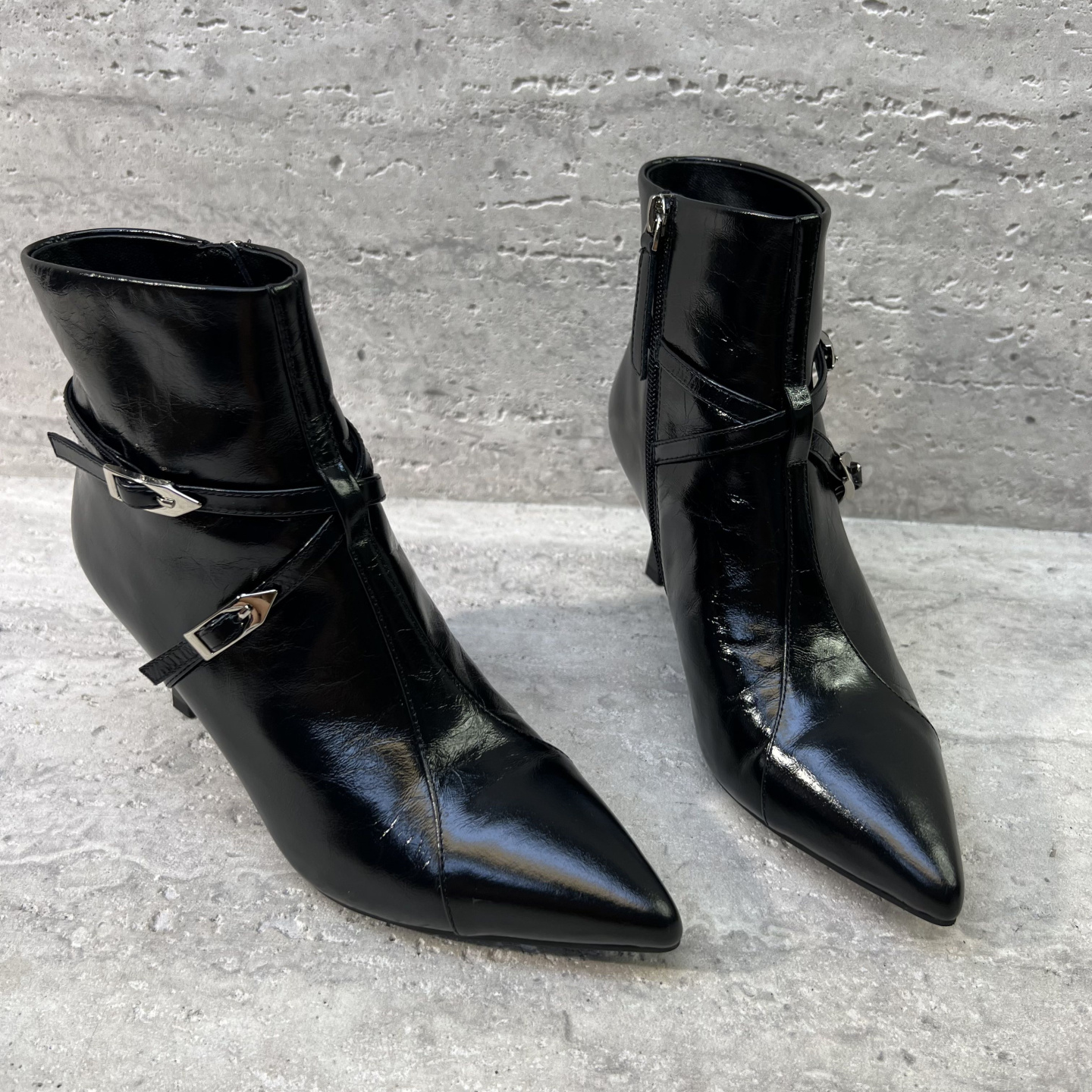 尖头细跟皮带扣侧拉链高跟鞋短靴