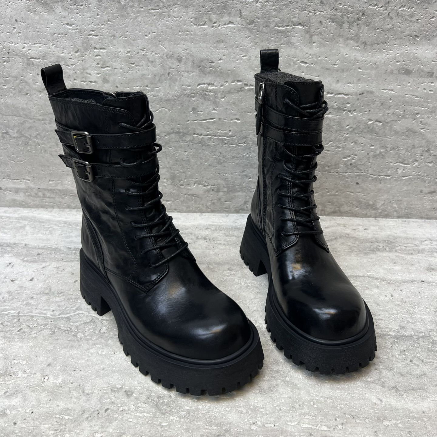 真皮侧拉链皮带扣粗跟中筒马丁靴