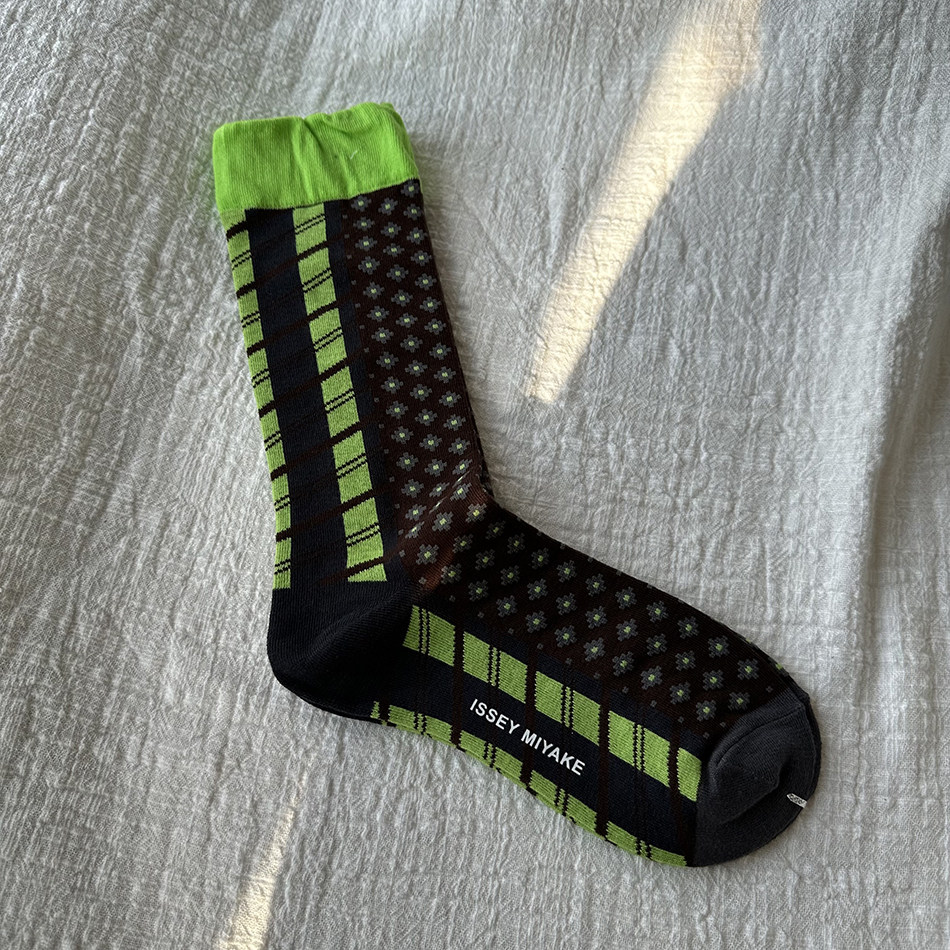 两只袜子外贸店日系小众潮袜结构设计女袜中筒袜