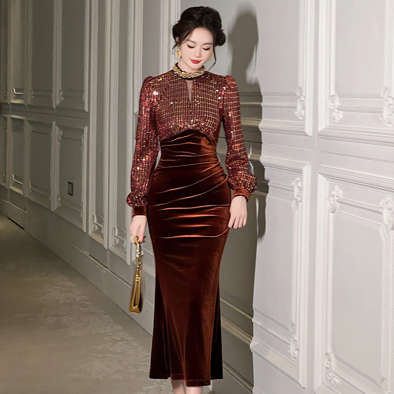 2025春装新款女法式轻熟风气质圆领亮片拼接包臀丝绒连衣裙21622