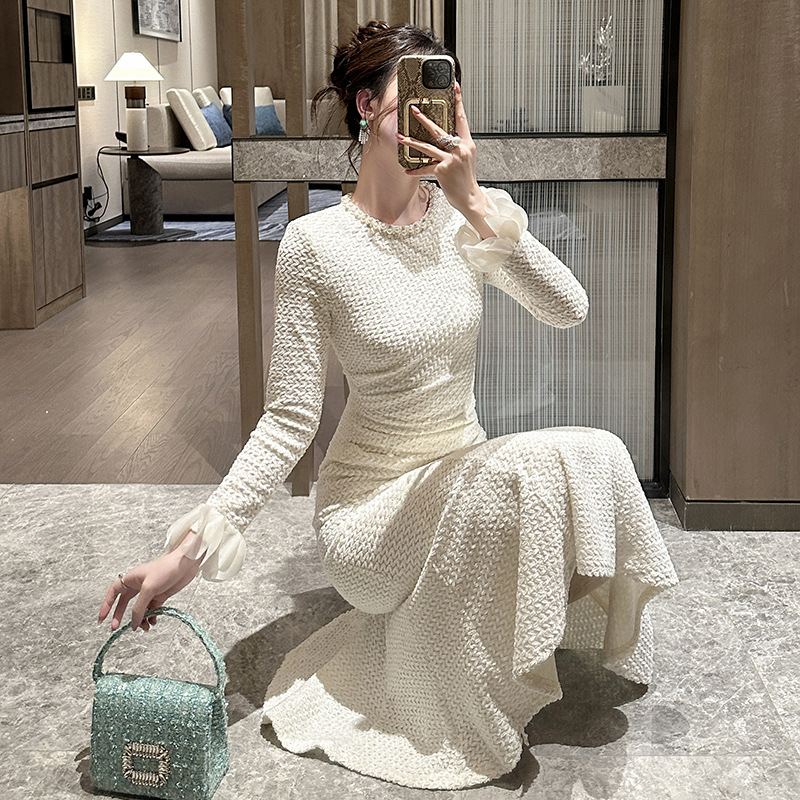 2025春装新款女法式圆领钉珠修身包臀蕾丝鱼尾连衣裙打底裙45066