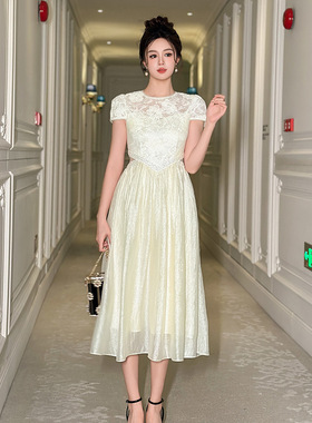 2025夏季新款女装法式设计感圆领蕾丝拼接褶皱收腰连衣裙21848