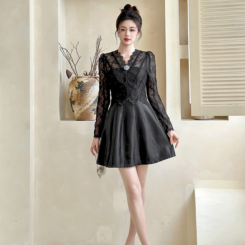 新款法式V领蕾丝拼接连衣裙女收腰显瘦名媛风小黑裙A字裙21932
