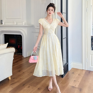 2026夏季新款女装重工镶钻V领收腰大摆杏色连衣裙茶歇长裙45208