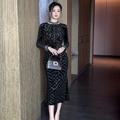 2025春装新款女法式重工钉珠收腰显瘦长款丝绒连衣裙打底裙45045