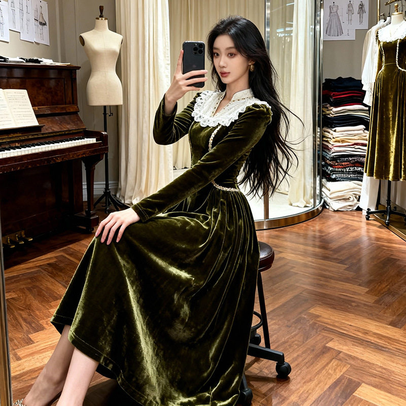 复古绿长袖丝绒连衣裙女2026新款V领收腰显瘦复古宫廷风长裙45428
