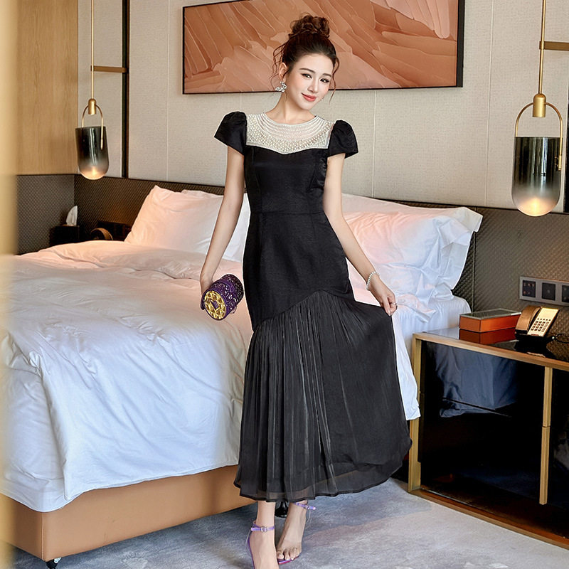 黑色礼服裙2026夏季新款女装法式重工珍珠圆领修身长款连衣裙9079