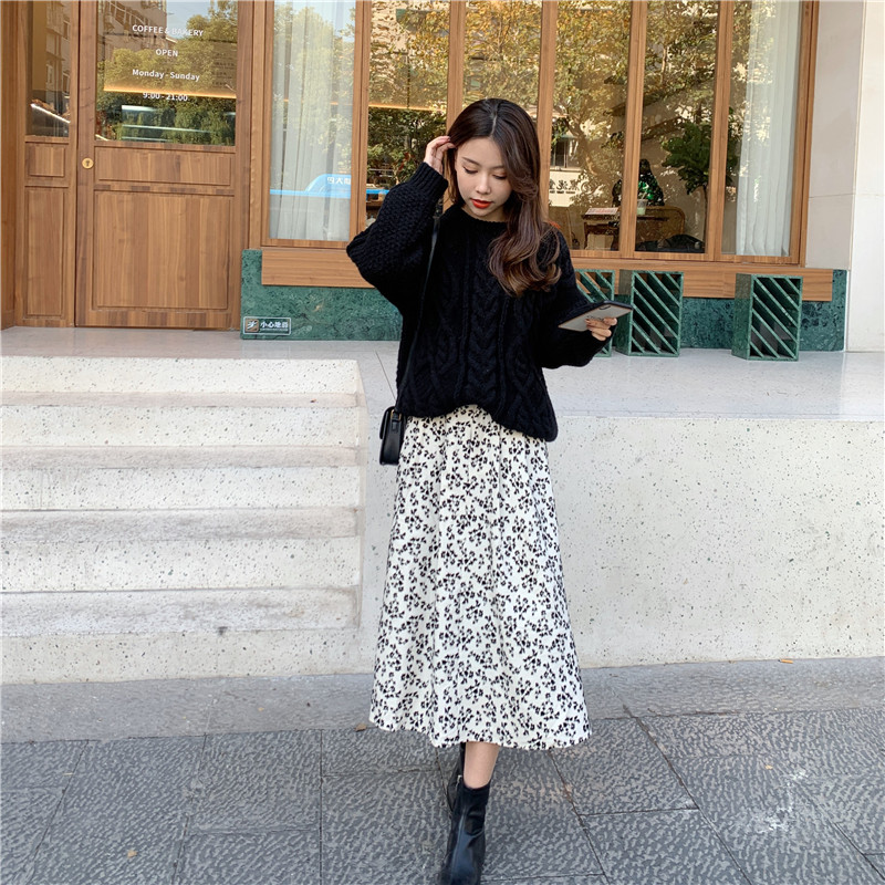 Real shooting and real price waiting for stars to fill the sky retro Korean flocking flower skirt corduroy umbrella skirt