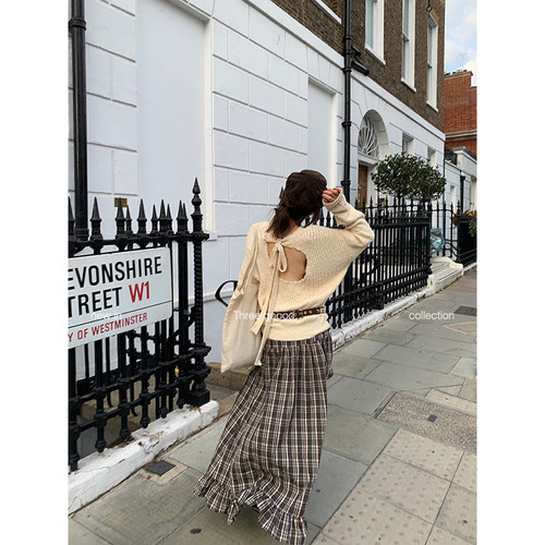 殷三吉奶芙起司镂空后背毛衣