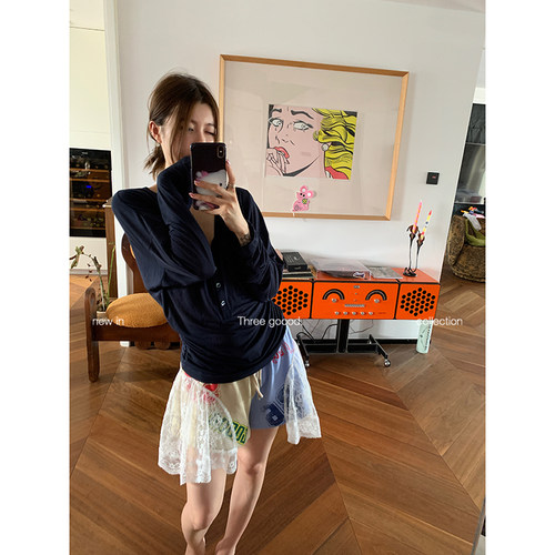 宽松V领蝙蝠袖收腰打底衫