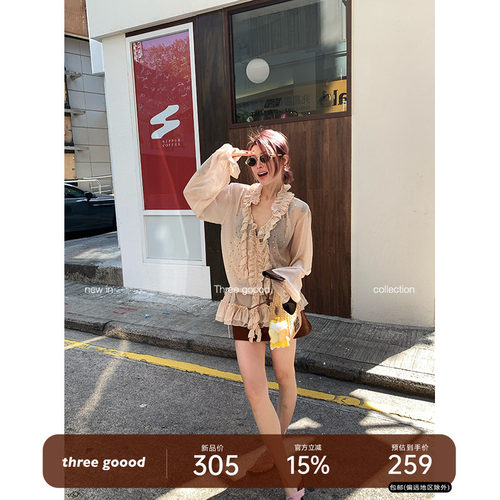 THREE GOOOD/三吉 云端梦境荷叶边V领烫钻重工减龄衬衫女夏季防晒