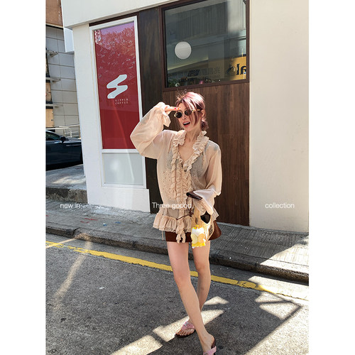 THREE GOOOD/三吉 云端梦境荷叶边V领烫钻重工减龄衬衫女夏季防晒