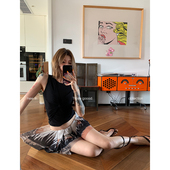 周 THREE GOOOD殷三吉时装 牛奶丝下摆不规则印花图案低腰超短半裙