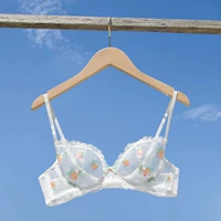 Белая клубника, бюстгалтер